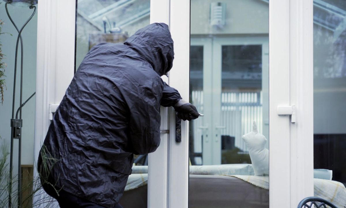 prikaz provalnika koji obija kuću